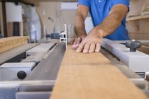 Carpinteiro trabalhando com madeira, foco diferencial — Fotografia de Stock