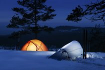 Dos tiendas de campaña en la nieve en la reserva natural de Kindla, norte de Europa - foto de stock