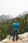 Homme regardant les montagnes dans le parc national des montagnes Rocheuses — Photo de stock