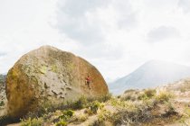 Homme escalade rocher dans Buttermilk Pays — Photo de stock