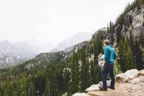 Hombre mirando montañas en el Parque Nacional de las Montañas Rocosas - foto de stock