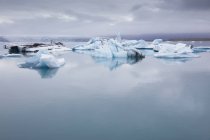 Vista de Laguna Glaciar con formaciones de hielo en Islandia - foto de stock