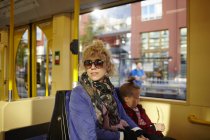 Женщина с парнем в трамвае, избирательный фокус — стоковое фото
