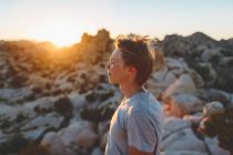 Jovem contemplando ao pôr do sol no Parque Nacional Joshua Tree — Fotografia de Stock