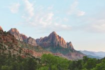 Formazioni rocciose nel Parco Nazionale di Zion sotto il cielo blu — Foto stock