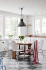Cucina abitabile con tavolo e sedie bianche — Foto stock