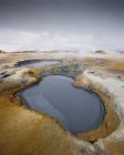 Vapor sobre fontes termais com cordilheira na Islândia — Fotografia de Stock