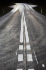Розділові лінії на поверхні асфальтової дороги — стокове фото