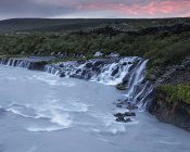 Larga exposición de la cascada de Hraunfossar en Islandia - foto de stock