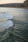 Серфер на воду в Сан-Дієго з пляжу і міста у фоновому режимі — стокове фото