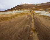 Campo de Hverarond y montañas en Islandia - foto de stock