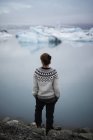 Escursionista sulla riva del lago Jokulsarlon in Islanda — Foto stock