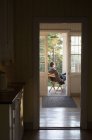 Älterer Mann sitzt zu Hause auf der Terrasse — Stockfoto