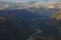 Вид с воздуха на горный хребет и долину — стоковое фото
