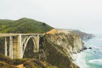 Vista elevada da ponte na costa rochosa em Big Sur — Fotografia de Stock