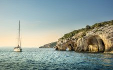 Yate navegando a lo largo de la costa en Megansi, Grecia - foto de stock