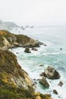 Vista elevata della costa rocciosa a Big Sur — Foto stock