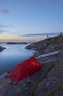 Tent and kayak at Sankt Anna archipelago — Stock Photo