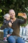 Padre e figlio di prendere selfie, messa a fuoco selettiva — Foto stock