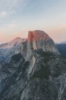 Cúpula Media al atardecer en el Parque Nacional Yosemite - foto de stock