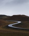 Vista da estrada sinuosa que conduz através do vale da montanha — Fotografia de Stock