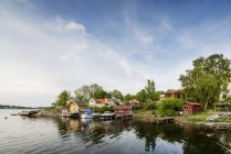 Pequenos edifícios da cidade na costa, Vaxholm, arquipélago de Estocolmo — Fotografia de Stock
