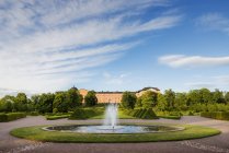 Fontaine et bâtiment à Linnaean Garden, Uppsala, Suède — Photo de stock