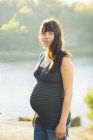 Porträt einer erwachsenen Schwangeren, die in die Kamera blickt — Stockfoto