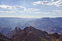 Sol iluminado rochas do Grand Canyon na luz do sol — Fotografia de Stock