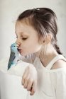 Ragazza baciare uccello domestico blu, messa a fuoco selettiva — Foto stock