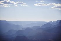 Céu azul e silhueta Grand Canyon em luz solar brilhante — Fotografia de Stock