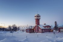 Edificio de ladrillo con torre contra cielo despejado en invierno - foto de stock