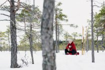 Skieur reposant dans la réserve naturelle de Kindla — Photo de stock
