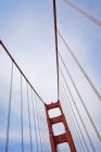Puente Golden Gate y nubes arriba - foto de stock