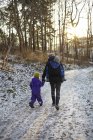 Metà donna adulta camminare con i bambini — Foto stock