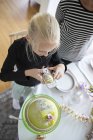 Дівчина фотографує торт на день народження з мобільним телефоном — стокове фото