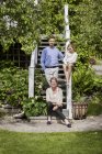 Retrato de família com filha no quintal — Fotografia de Stock