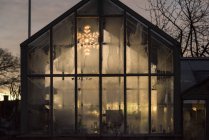 Facciata della moderna casa di vetro con decorazioni natalizie — Foto stock
