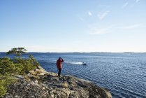 Mann blickt auf Sicht, während Motorboot auf See, Differentialfokus — Stockfoto