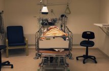 Maturo uomo sdraiato in ospedale letto — Foto stock
