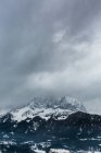 Перегляд snowcapped гори під хмарного неба — стокове фото