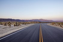 Порожній дорозі в Національний парк Долина смерті — стокове фото