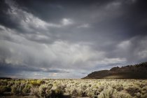 Vista del cielo drammatico su terreni aridi — Foto stock