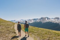 Dos personas haciendo senderismo en el Parque Nacional de las Montañas Rocosas - foto de stock