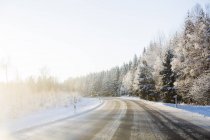 Сільська дорога в снігу покриті краєвид — стокове фото