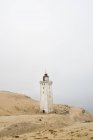 Vue panoramique du phare de Rubjerg Knude avec brouillard en arrière-plan, Danemark — Photo de stock
