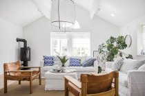 Soggiorno con divani bianchi e sedie in legno — Foto stock