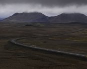 Vista ao longo da estrada que conduz através do vale da montanha — Fotografia de Stock