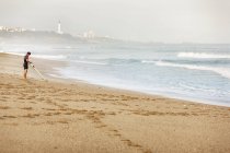 Серфер, стоящий на пляже в Биарбеке, Франция — стоковое фото