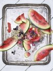 Draufsicht auf Cocktail und Wassermelonenscheiben auf Silbertablett — Stockfoto